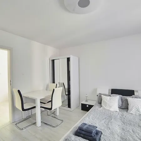 Apartment Lelewela 8 *